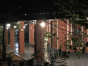 Fachada de la propiedad por la tarde o noche