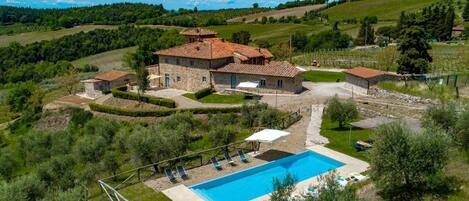 Piscine extérieure, chaises longues