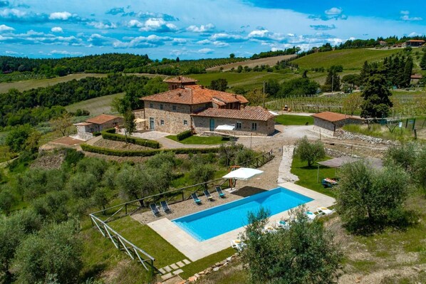 Piscine extérieure, chaises longues