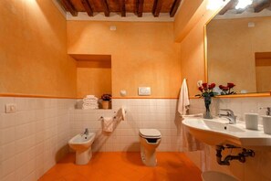 Douche, douche cascade, bidet, serviettes fournies