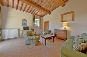 Een flatscreentelevisie en een open haard