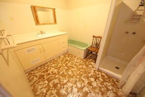 Double or Twin Room | Bathroom | Shower