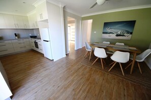 Doppel- oder Zweibettzimmer | Essbereich im Zimmer