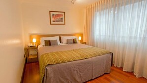 Chambre double | Coffre-fort, accès au Wi-Fi (inclus), literie fournie