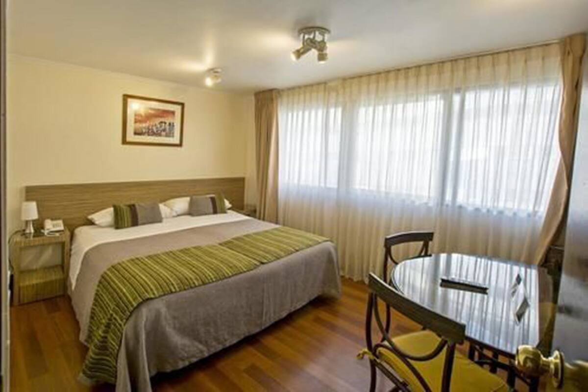 Habitación doble | Caja de seguridad en la habitación, wifi gratis y ropa de cama