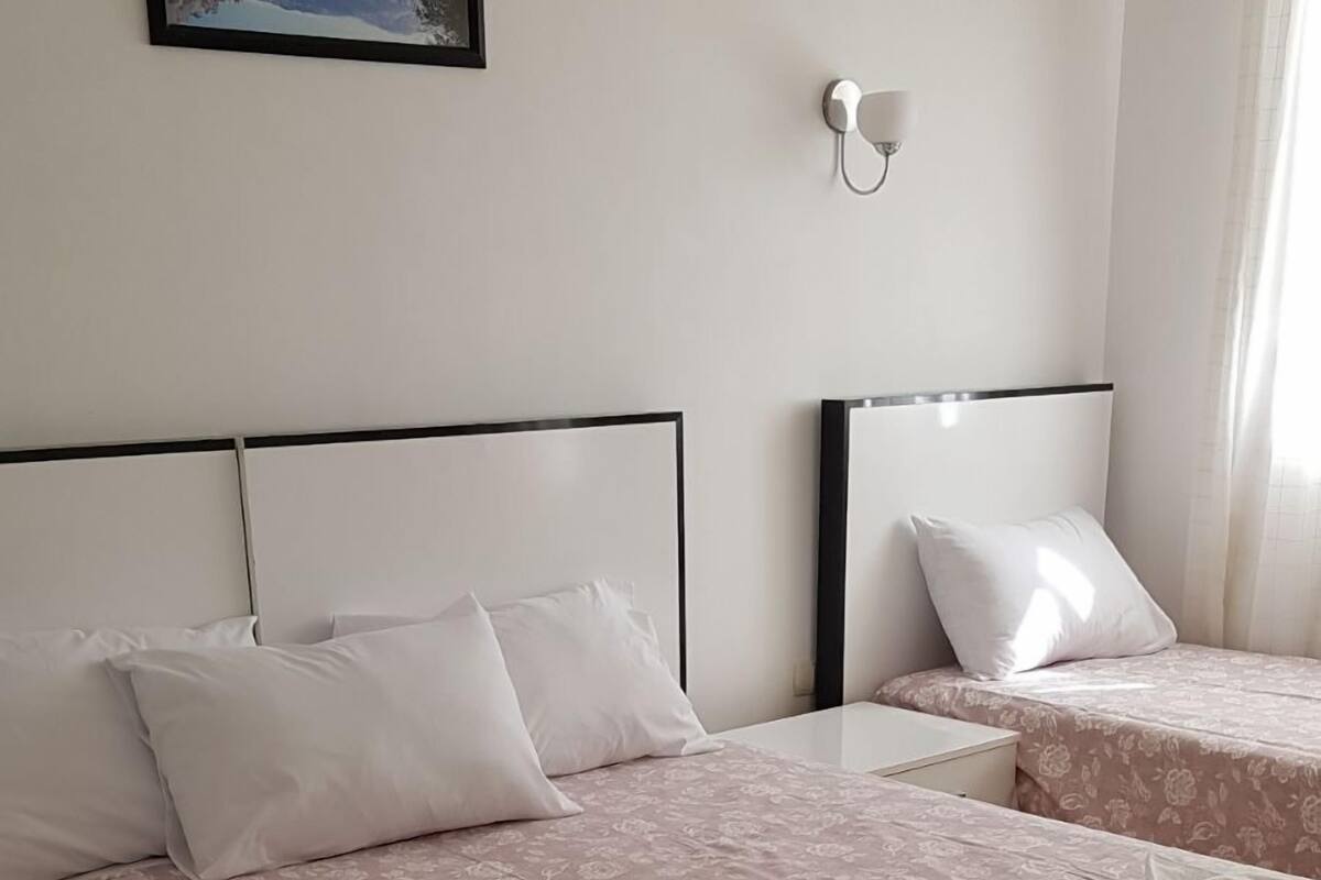 Habitación triple estándar | Minibar, escritorio, ropa de cama