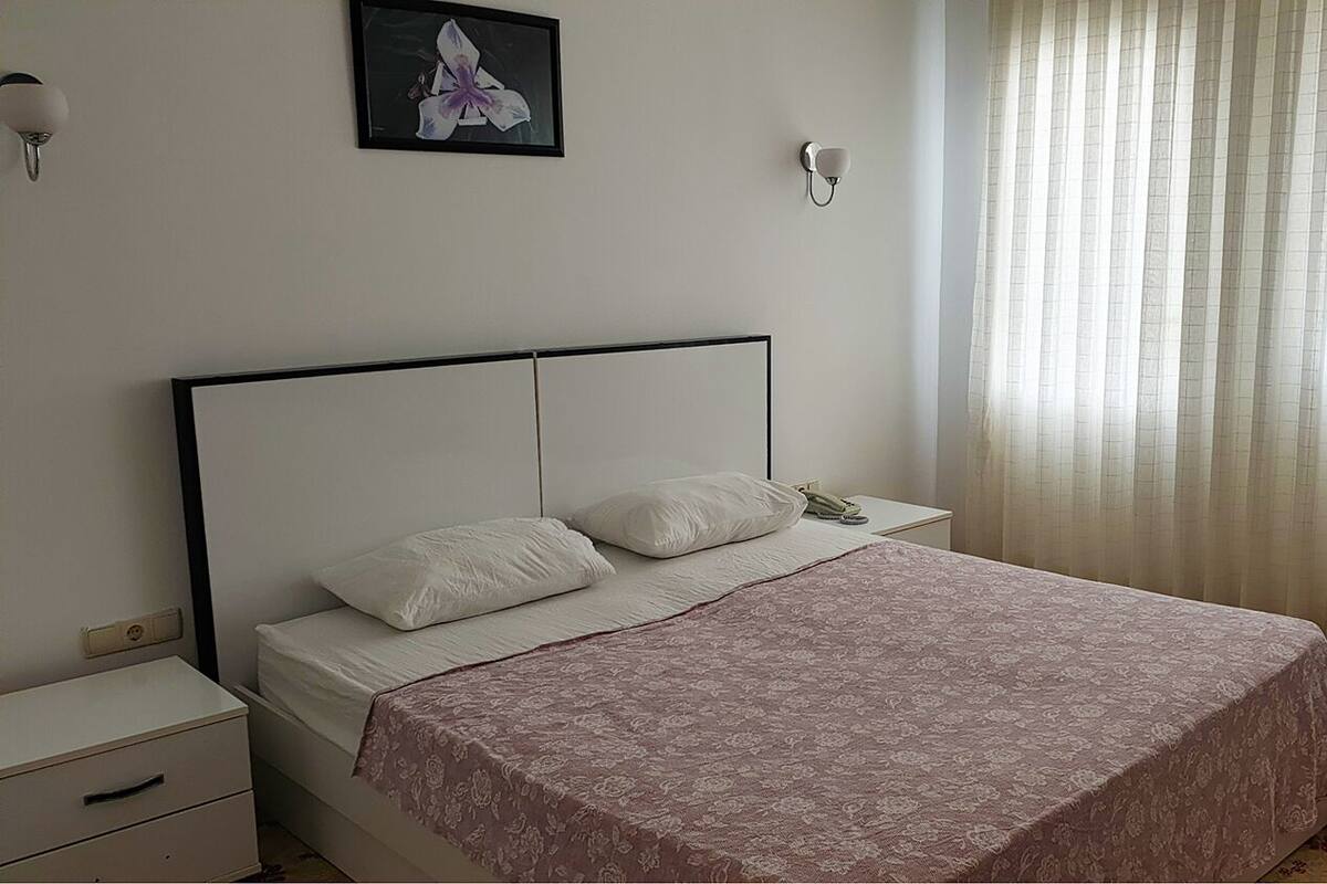 Habitación estándar doble | Minibar, escritorio, ropa de cama
