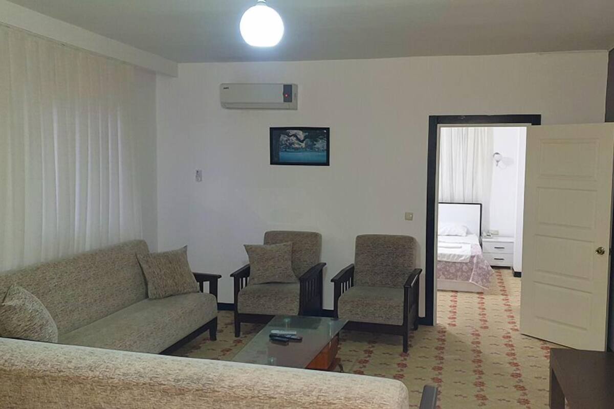 Suite, 1 habitación, vistas a la ciudad | Minibar, escritorio, ropa de cama