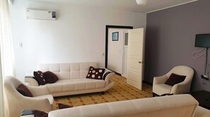 Minibar, escritorio y ropa de cama 