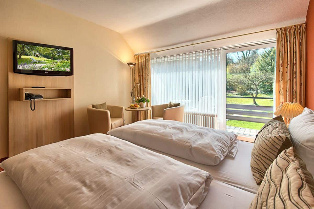 Habitación doble estándar | Caja de seguridad en la habitación y escritorio
