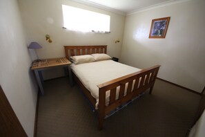Habitación con 1 cama matrimonial o 2 individuales | 3 habitaciones y tabla de planchar con plancha 