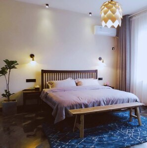 Escritorio, cortinas blackout, wifi gratis y ropa de cama