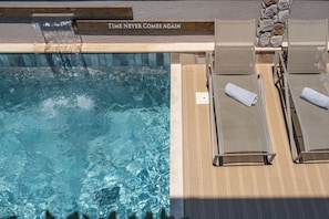 Piscine extérieure, parasols de plage, chaises longues