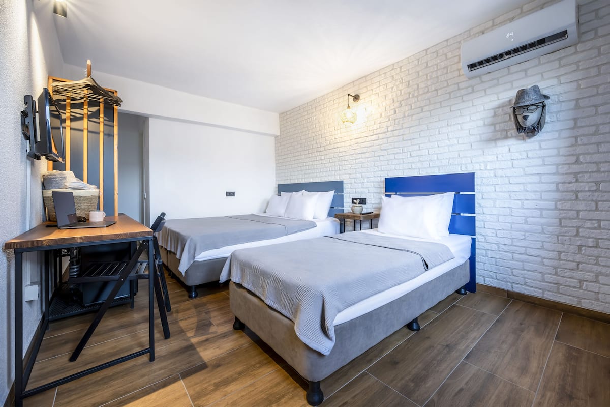 deluxe triple room, 3 single beds | 1 bedroom, desk, soundproofing, free wifi