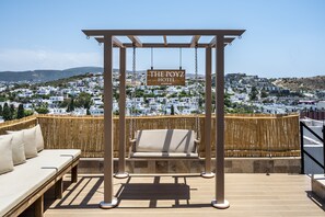 Piscine extérieure, parasols de plage, chaises longues