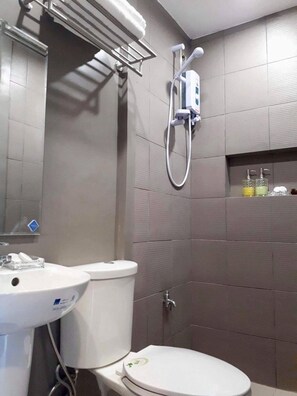 Shower, free toiletries, towels - The Ridge Coron (Coron)
