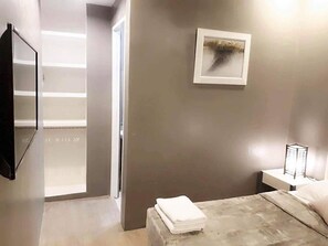 Een bureau, gratis wifi, beddengoed