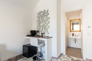 Deluxe-Dreibettzimmer, Balkon | Zimmerausstattung