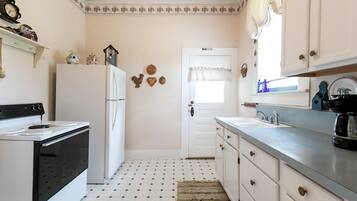 Een koelkast, een microgolfoven, een oven, een kookplaat