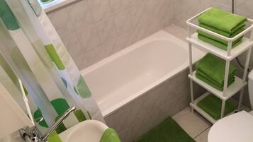 Classic Apartment, Multiple Beds, Non Smoking | Bathroom