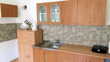 Classic Apartment, Multiple Beds, Non Smoking | Private kitchenette | Fridge, microwave, stovetop, cookware/dishes/utensils