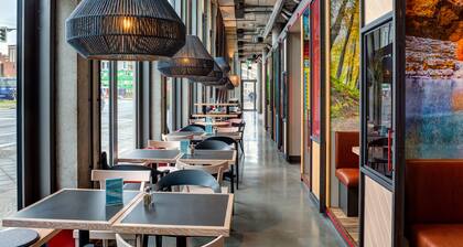 Schulz Hotel Berlin Wall at the East Side Gallery