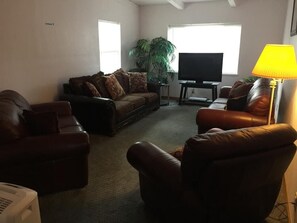 Smart-TV, DVD-Player, Bücher, Videothek