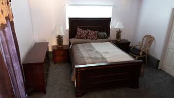 3 slaapkamers, een bureau, een strijkplank/strijkijzer, reisbedje