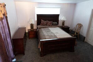 3 bedrooms, desk, iron/ironing board, travel cot