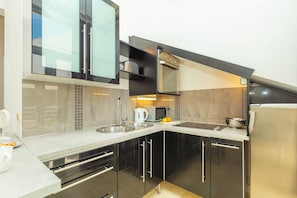 Refrigerador, horno, cafetera/tetera, tostadora