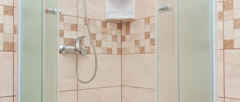 Douche, sèche-cheveux, serviettes fournies