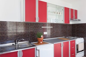 Refrigerador, horno, cafetera/tetera, tostadora