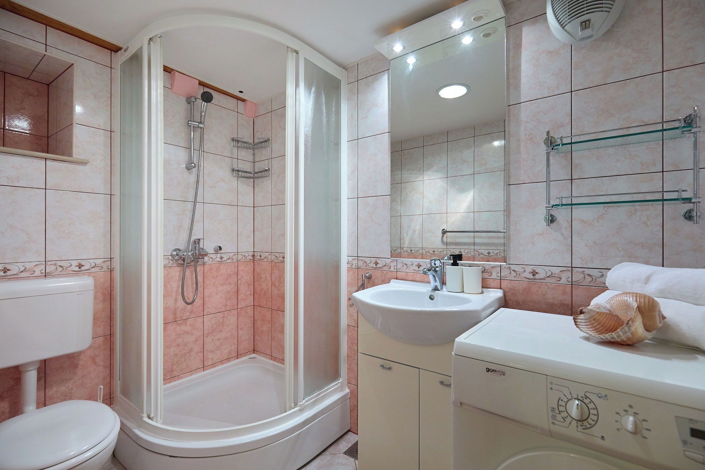 Dusche, Haartrockner, Handtücher