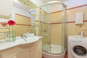 Douche, sèche-cheveux, serviettes fournies