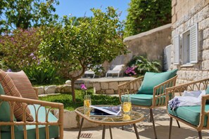 Unclassified image, 3 of 41, button