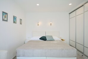 2 habitaciones, tabla de planchar con plancha y ropa de cama 
