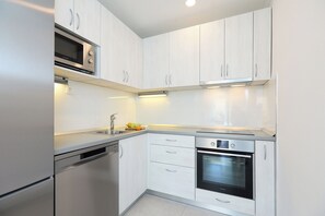 Kühlschrank, Mikrowelle, Ofen, Geschirrspüler