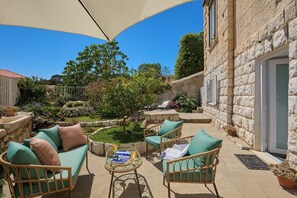 Unclassified image, 2 of 41, button