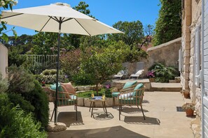 Unclassified image, 5 of 41, button