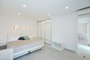 2 bedrooms, iron/ironing board, bed sheets