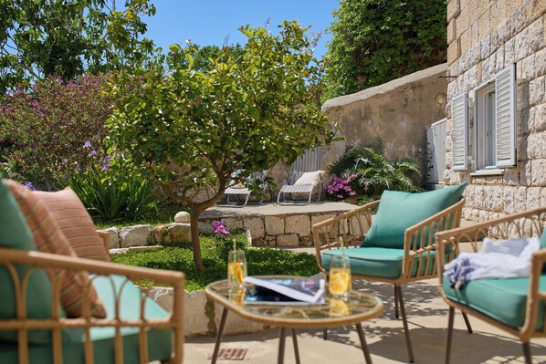 Unclassified image, 1 of 41, button