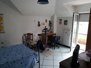Camera singola, bagno condiviso | Ferro/asse da stiro