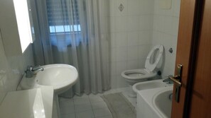 A bathroom with a toilet, bidet, and bathtub. - B&B Veronica (Baronissi)
