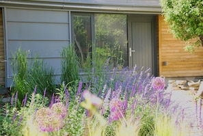 Studio Deluxe, 1 giường đôi, không hút thuốc, quang cảnh vườn | Minibar, bàn, khu vực làm việc phù hợp cho laptop, màn/rèm cản sáng