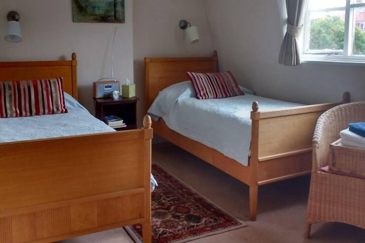 Standard-Zweibettzimmer, 1 Schlafzimmer, Gemeinschaftsbad, Gartenblick | Minibar, Schreibtisch, laptopgeeigneter Arbeitsplatz
