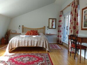 Loftsleilighet – deluxe, 1 dobbeltseng, balkong, hageutsikt | Minibar, skrivebord, skrivebord for bærbar PC og blendingsgardiner