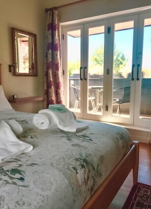 Penthouse Deluxe, 1 giường đôi, ban công, quang cảnh vườn | Minibar, bàn, khu vực làm việc phù hợp cho laptop, màn/rèm cản sáng