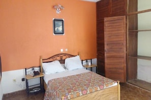 Business Single Room, 1 Queen Bed, Non Smoking | Desk, blackout drapes, free WiFi, bed sheets - Hotel Kama (Abidjan)