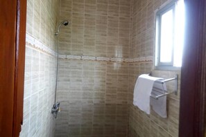Business Single Room, 1 Queen Bed, Non Smoking | Bathroom - Hotel Kama (Abidjan)