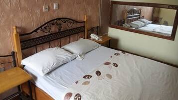 Chambre Simple Affaires, 1 grand lit, non-fumeurs | Bureau, rideaux occultants, Wi-Fi gratuit, draps fournis